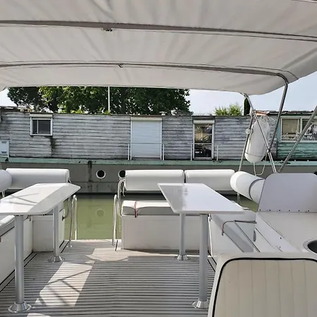 Bateau - Jolie Penichette Sur Region Touristique. Botel Bellegarde (Gard)